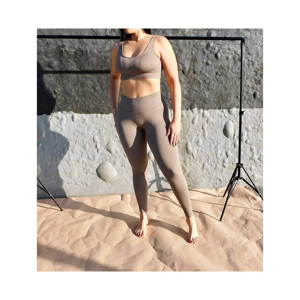 Pantalones de yoga sin costuras acanalados color caramelo